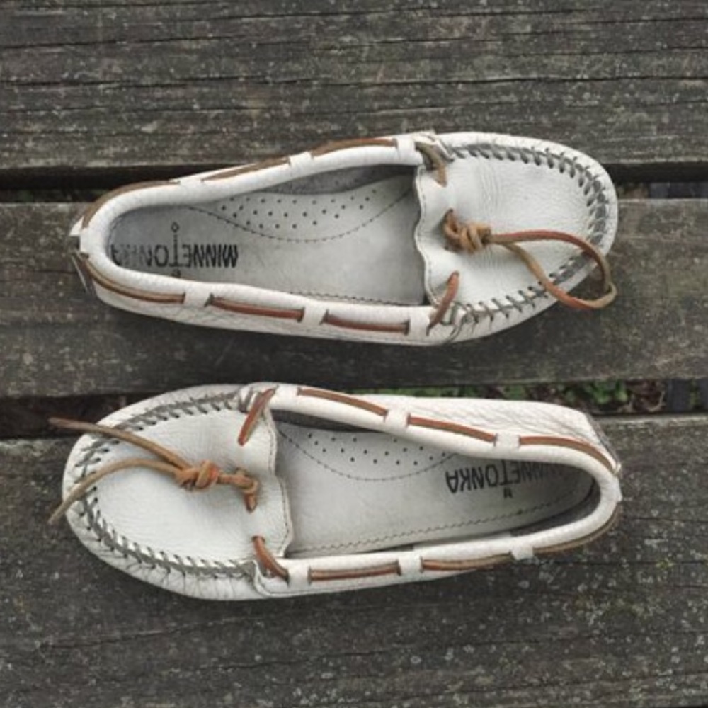 Vtg Minnetonka Moccasins White Loafers Size 5.5